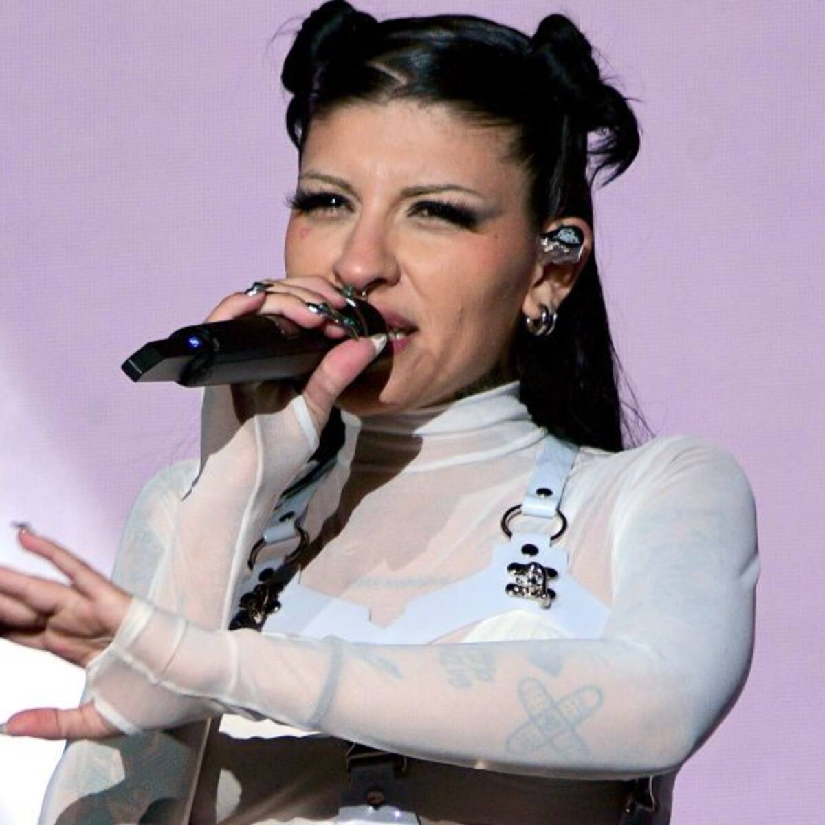 Cazzu lanza ‘Con Otra’: ¿Un mensaje para Nodal y Ángela Aguilar?