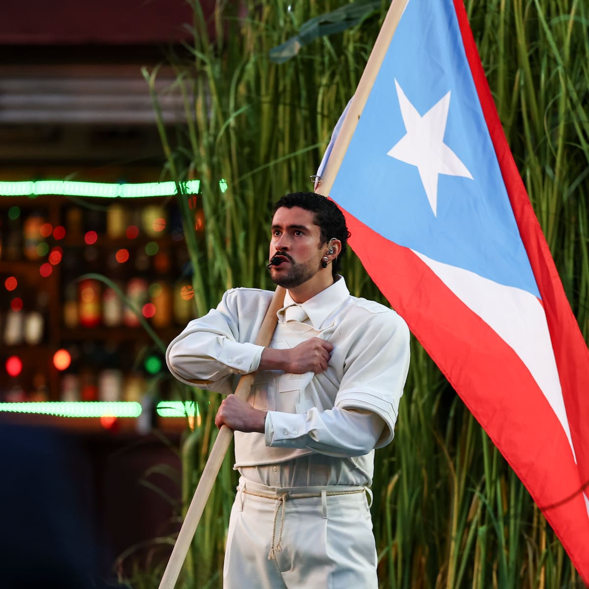 Bad Bunny explica por qué se posiciona políticamente: "Soy un ser humano normal"