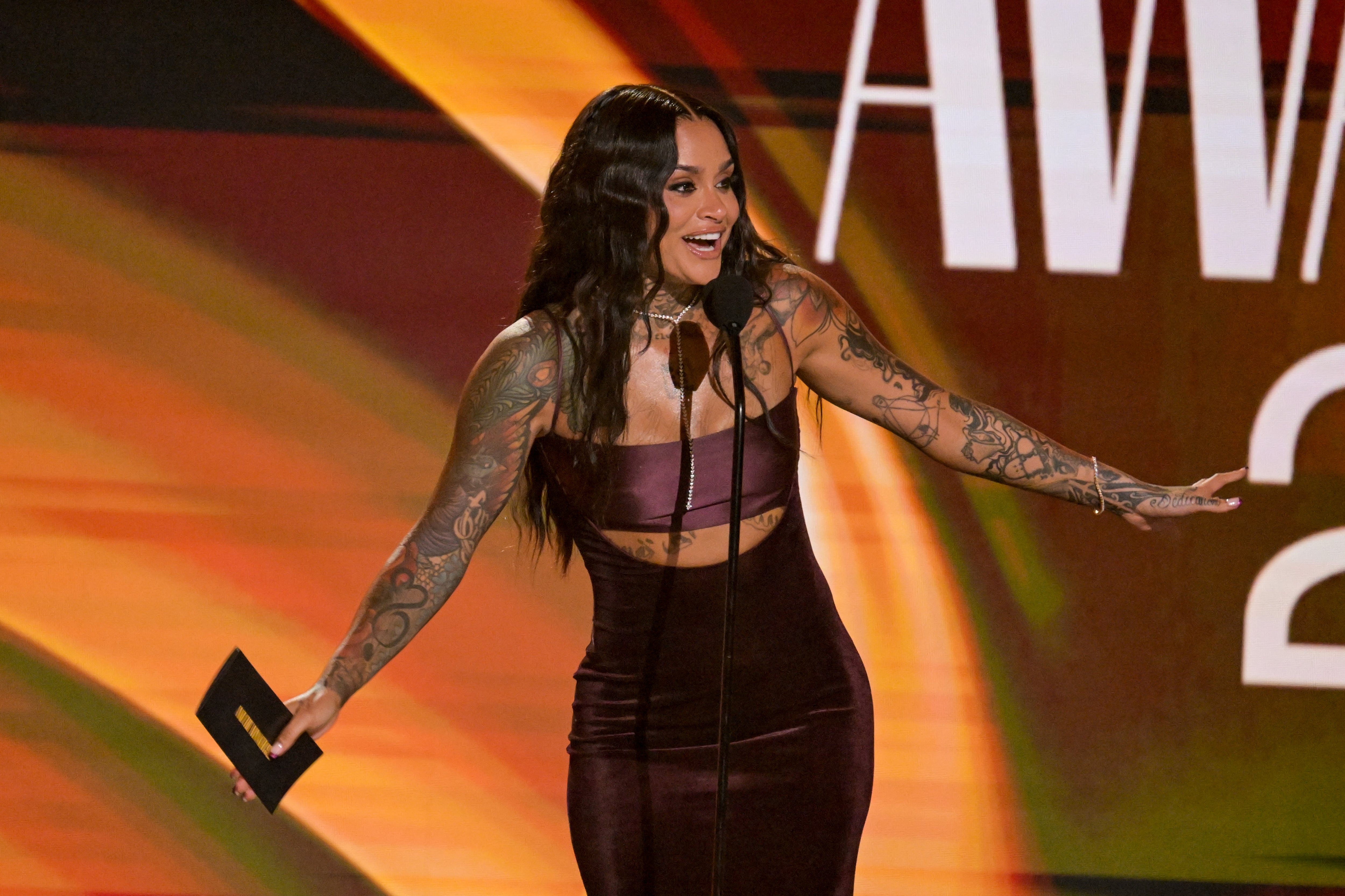 Kehlani en el escenario en los Premios BET 2026, celebrados en el Peacock Theater el 28 de junio de 2026 en Los Ángeles, California.