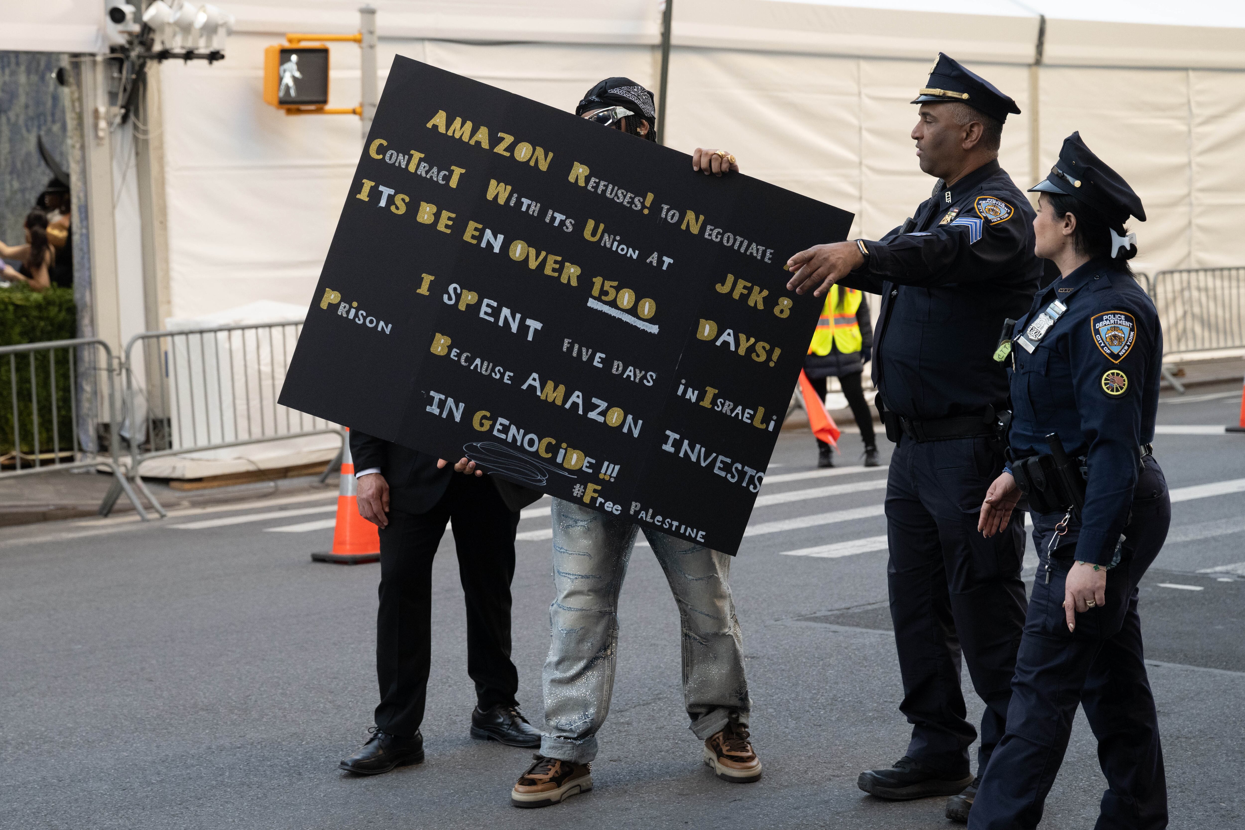 Chris Smalls, activista y ex presidente del Amazon Labor Union, es detenido fuera de la Met Gala 2026 que celebra “Costume Art” el 4 de mayo de 2026 en la ciudad de Nueva York. NDZ/Star Max/GC Images
