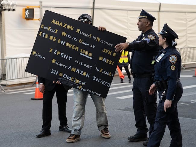 Chris Smalls, activista y ex presidente del Amazon Labor Union, es detenido fuera de la Met Gala 2026 que celebra “Costume Art” el 4 de mayo de 2026 en la ciudad de Nueva York. NDZ/Star Max/GC Images