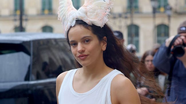 Rosalía saliendo del Hotel Ritz durante la Semana de la Moda de París, Primavera-Verano 2026, el 4 de octubre de 2025, en París, Francia. (Neil Mockford/Getty Images)