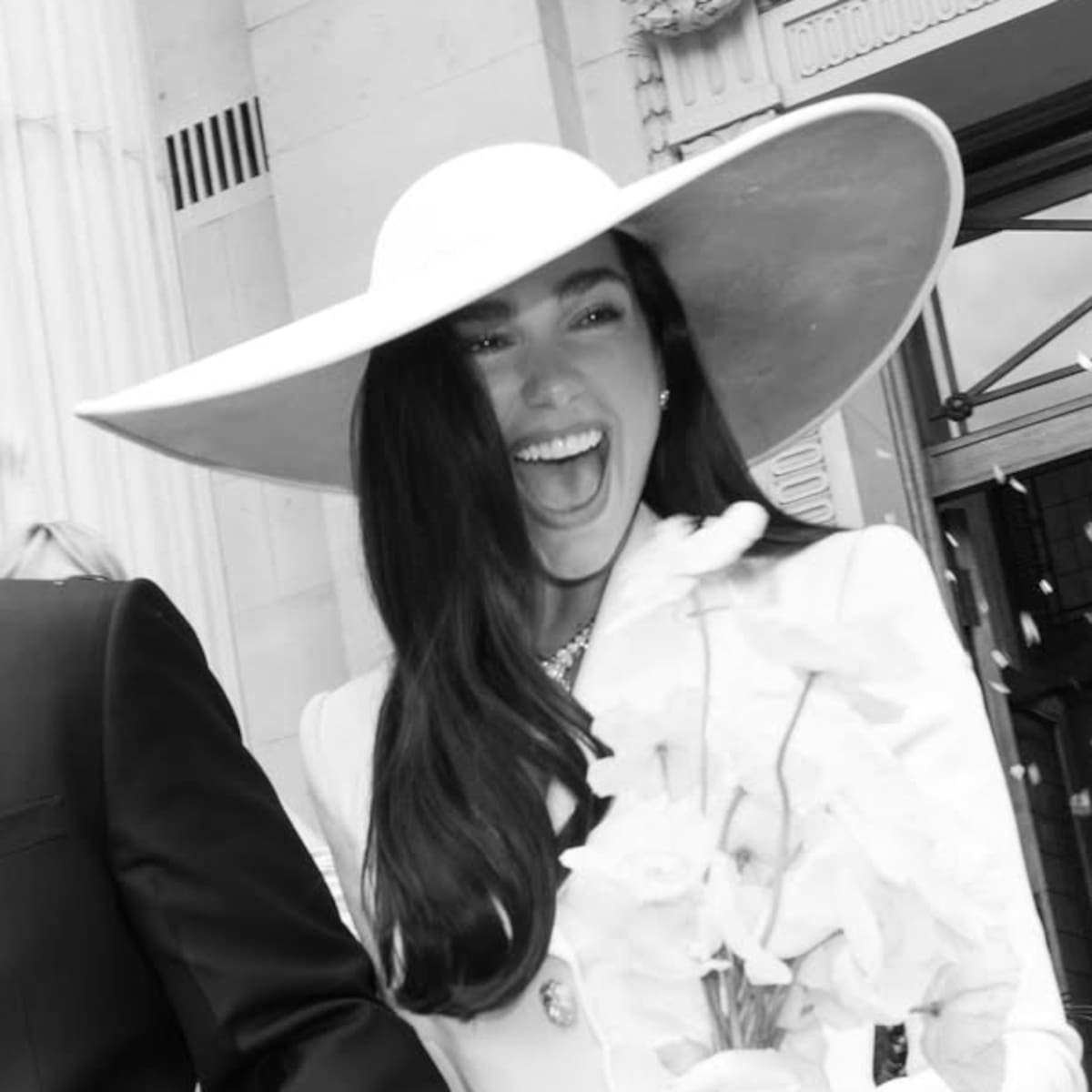Dua Lipa enseña las fotos oficiales de su boda con Callum Turner en Londres