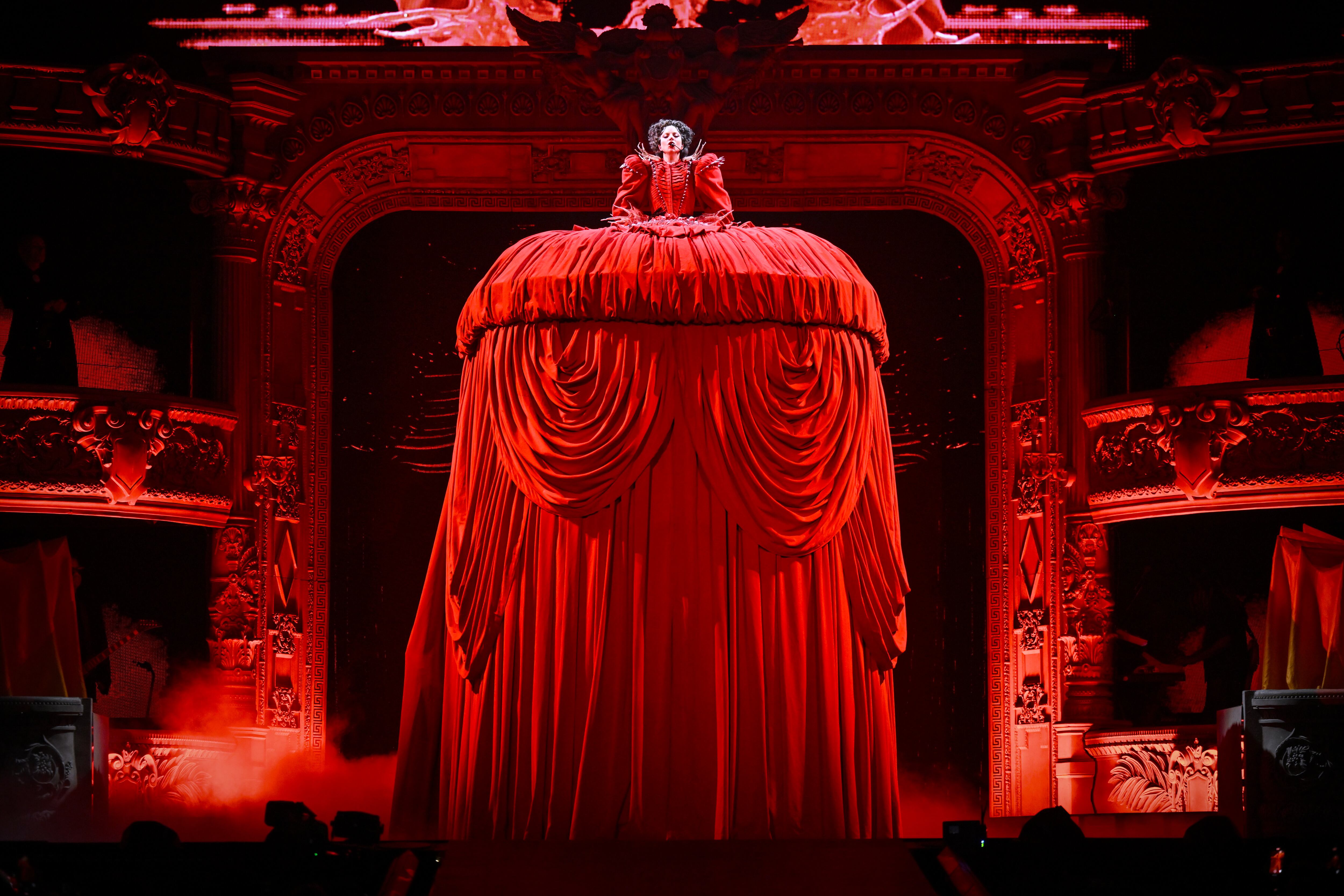 Lady Gaga actuando en la MAYHEM Ball Tour. / Samir Hussein/Getty