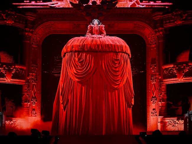 Lady Gaga actuando en la MAYHEM Ball Tour. / Samir Hussein/Getty