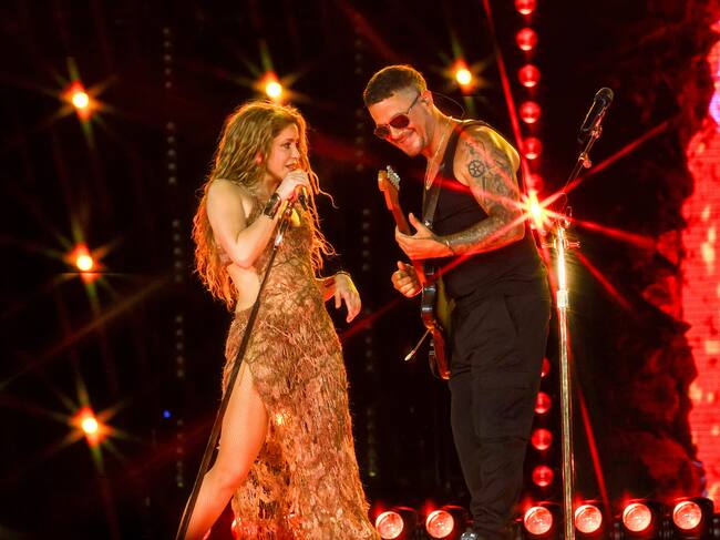 Alejandro Sanz se sube al escenario del concierto de Shakira en Miami.