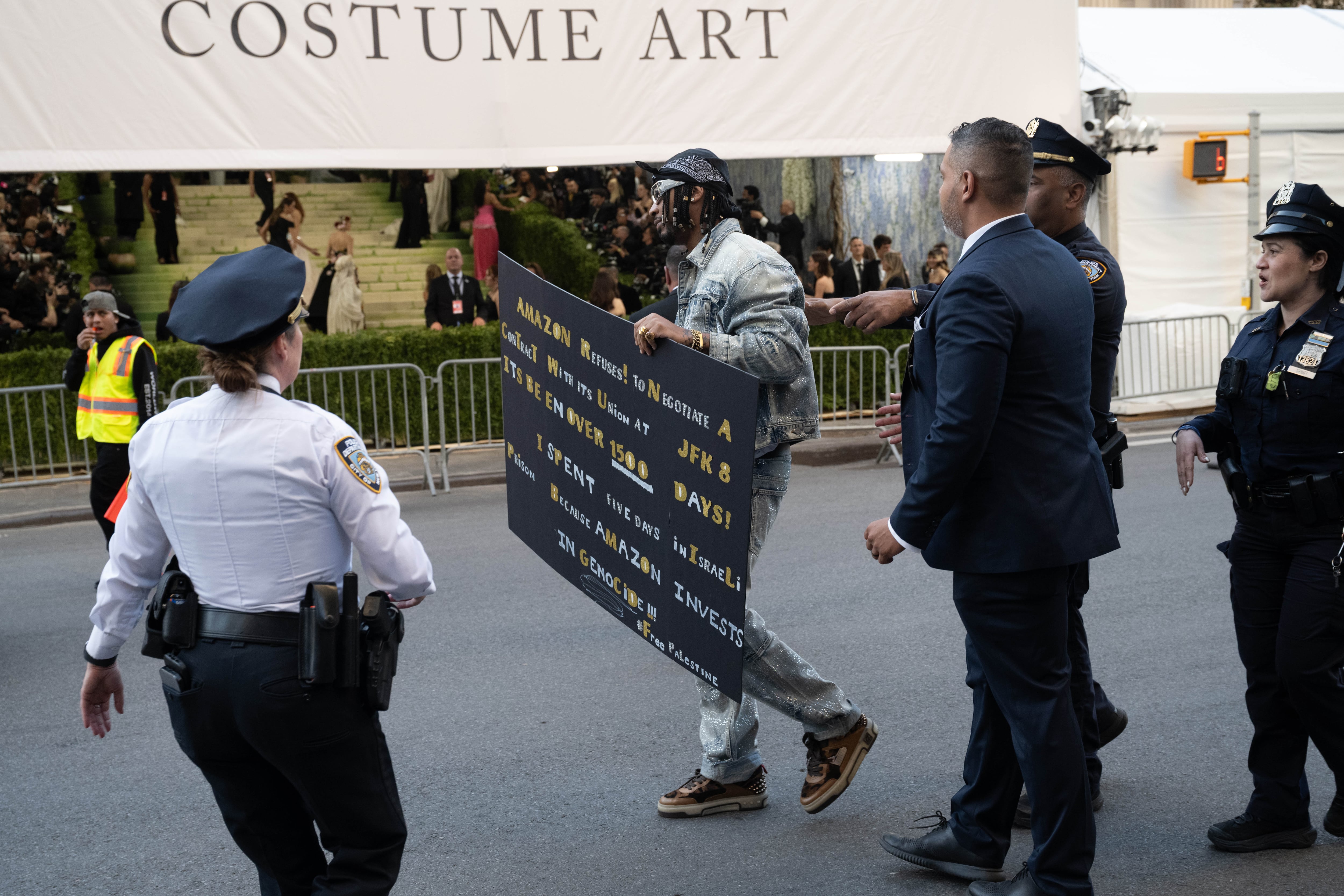 Chris Smalls, activista y ex presidente del Amazon Labor Union, es detenido fuera de la Met Gala 2026 que celebra “Costume Art” el 4 de mayo de 2026 en la ciudad de Nueva York. NDZ/Star Max/GC Images