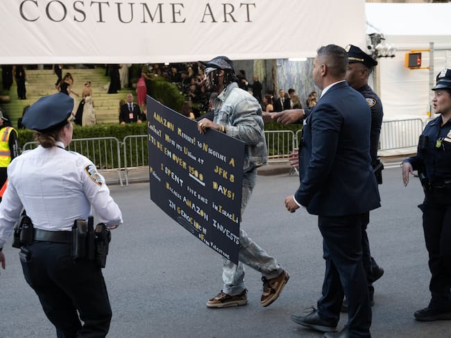 Chris Smalls, activista y ex presidente del Amazon Labor Union, es detenido fuera de la Met Gala 2026 que celebra “Costume Art” el 4 de mayo de 2026 en la ciudad de Nueva York. NDZ/Star Max/GC Images