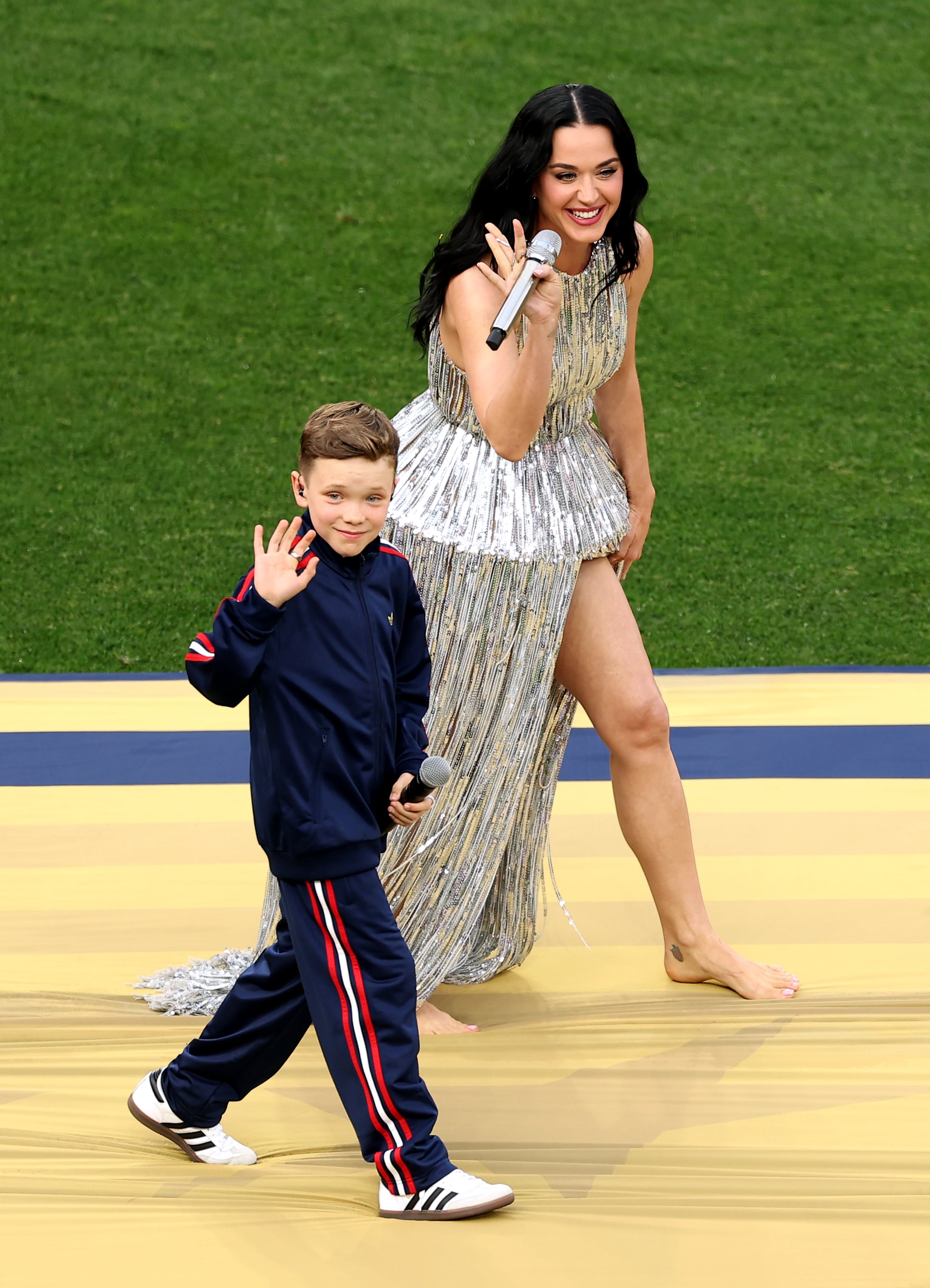 Katy Perry actúa junto a Tius Luka durante el Desfile de las Naciones previo al partido del Grupo D de la Copa Mundial de la FIFA 2026 entre Estados Unidos y Paraguay, celebrado en el Estadio de Los Ángeles el 12 de junio de 2026 en Los Ángeles, California.