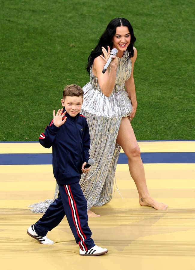 Katy Perry actúa junto a Tius Luka durante el Desfile de las Naciones previo al partido del Grupo D de la Copa Mundial de la FIFA 2026 entre Estados Unidos y Paraguay, celebrado en el Estadio de Los Ángeles el 12 de junio de 2026 en Los Ángeles, California.