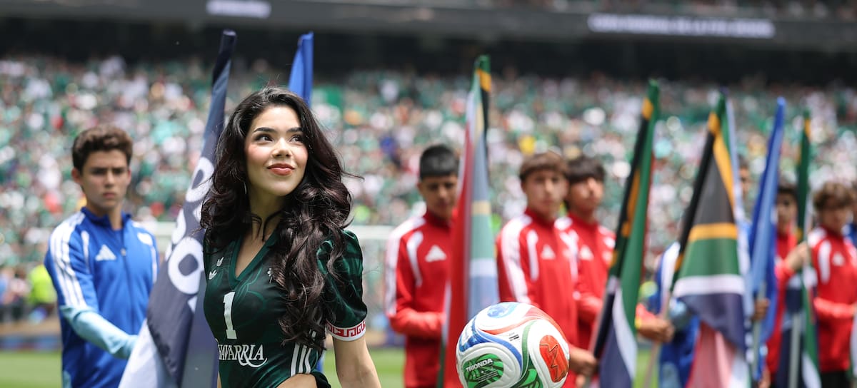 Kenia Os con el balón oficial de la Copa Mundial de la FIFA de Adidas antes del partido del Grupo A de la Copa Mundial de la FIFA 2026 entre México y Sudáfrica, celebrado en el Estadio de la Ciudad de México el 11 de junio de 2026 en la Ciudad de México, México