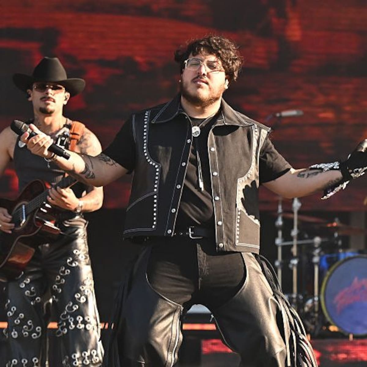 ‘Mutuo’ by Grupo Frontera and Carín León: Meaning and English Lyrics