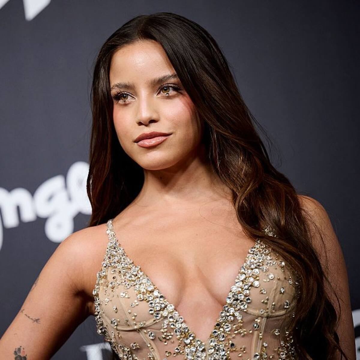 What Does ‘+ Te Vale’ Mean? Yami Safdie and Emilia’s Heartbreak Anthem