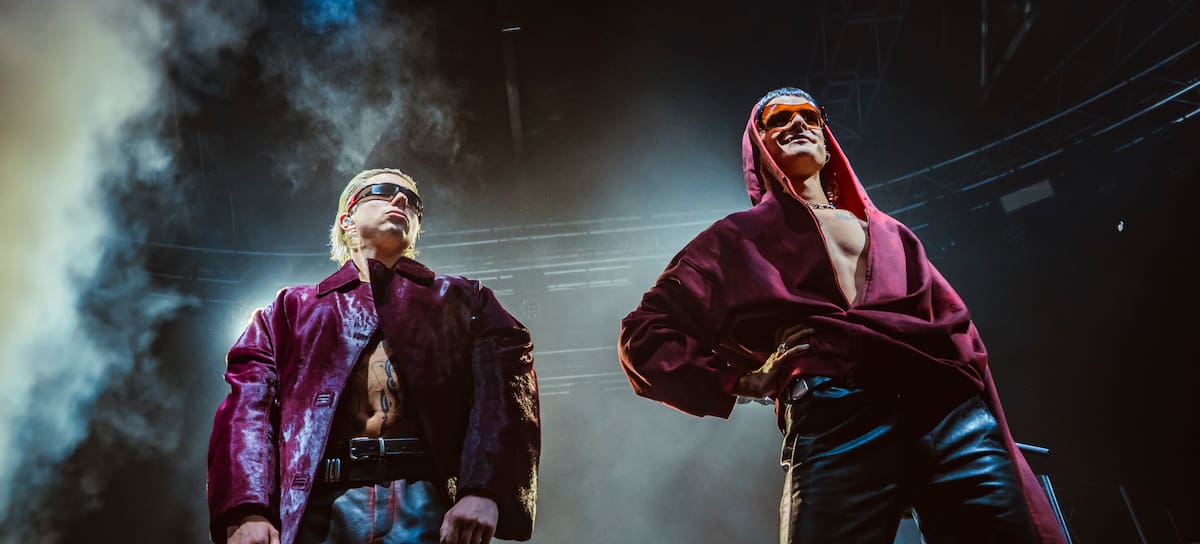 Ca7riel & Paco Amoroso actúan en el escenario durante un concierto en el Fabrique Club el 9 de noviembre de 2025 en Milán, Italia.