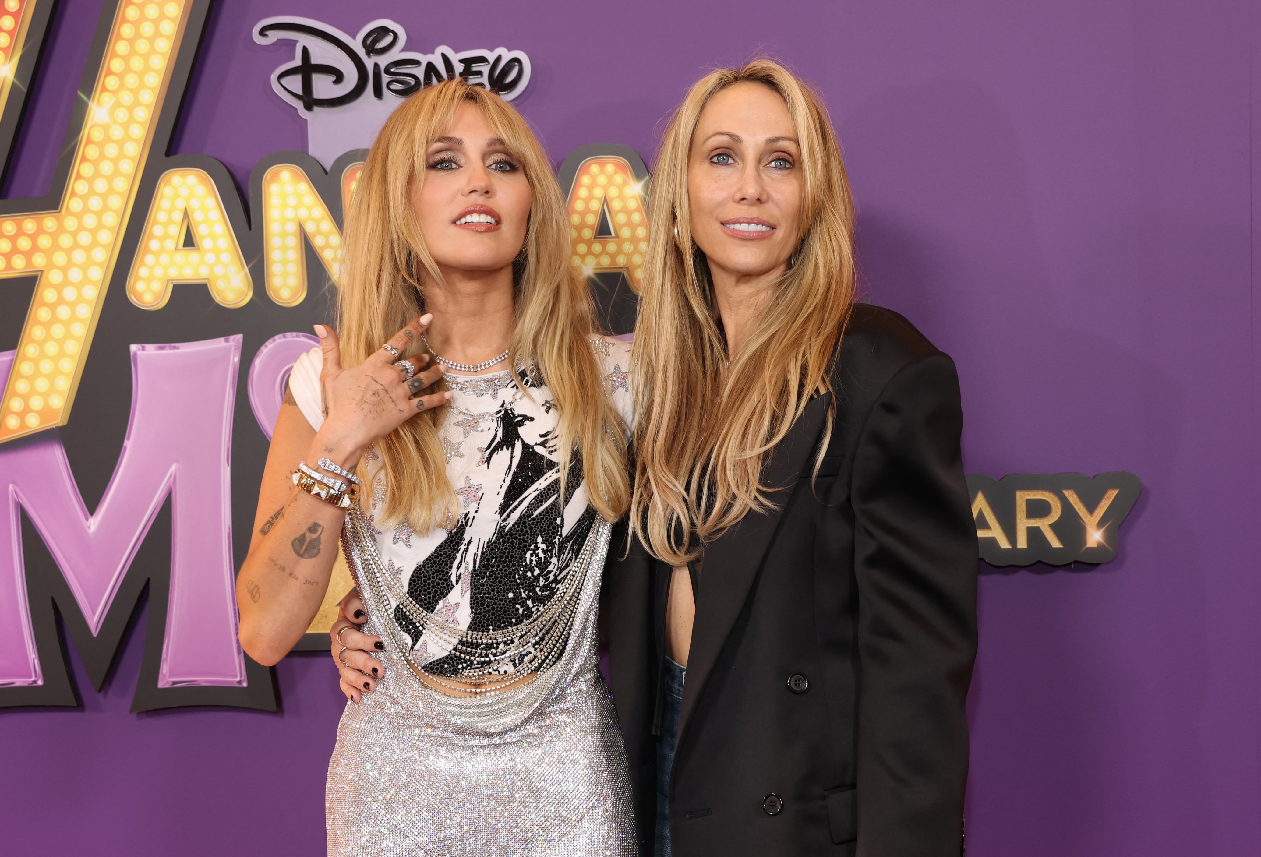 Miley Cyrus y su madre, la productora Tish Cyrus, asisten al estreno mundial del «Especial del 20.º aniversario de Hannah Montana» de Disney+ en el teatro El Capitan de Hollywood, California, el 23 de marzo de 2026. VALERIE MACON / AFP via Getty Images
