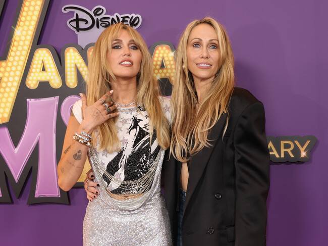 Miley Cyrus y su madre, la productora Tish Cyrus, asisten al estreno mundial del «Especial del 20.º aniversario de Hannah Montana» de Disney+ en el teatro El Capitan de Hollywood, California, el 23 de marzo de 2026. VALERIE MACON / AFP via Getty Images