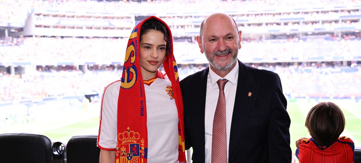 Rosalía y el presidente de la Real Federación Española de Fútbol, Rafael Louzán, durante el partido de los dieciseisavos de final del Mundial de la FIFA 2026 entre España y Austria, disputado en el Los Angeles Stadium el 2 de julio de 2026 en Inglewood, Estados Unidos