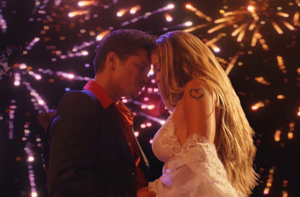 Karol G y Bruno Mars en el video musical de Dance With Me