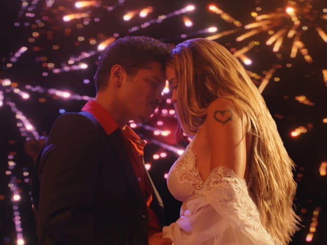Karol G y Bruno Mars en el video musical de Dance With Me