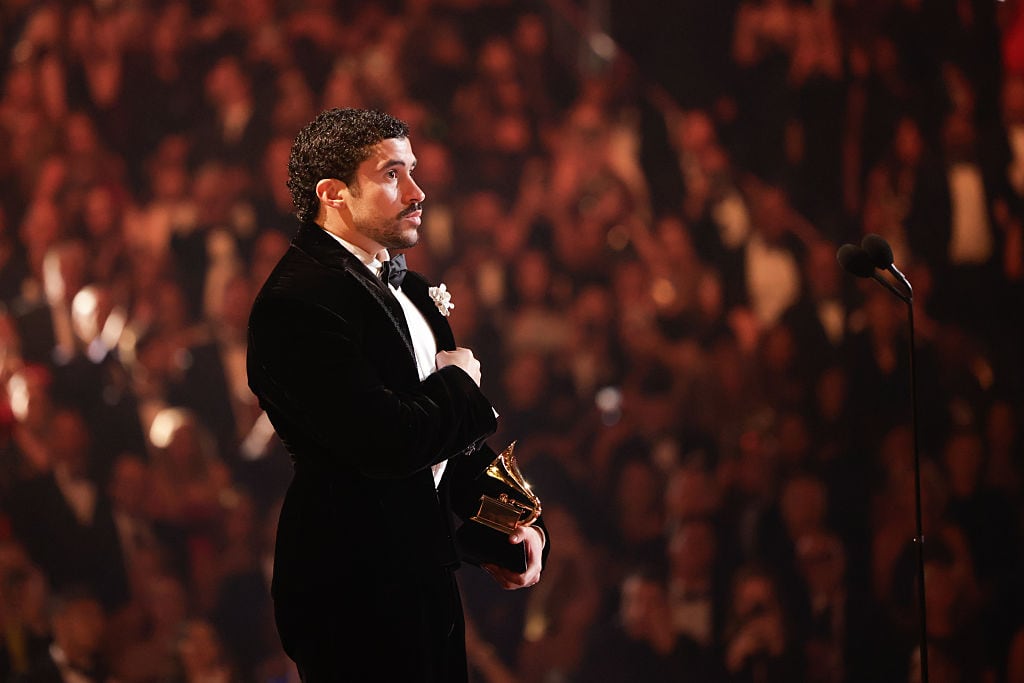 Bad Bunny asiste a la 68ª edición anual de los Premios Grammy, transmitidos en vivo el domingo 1 de febrero de 2026 por la cadena CBS y disponibles en streaming en directo y bajo demanda en Paramount+