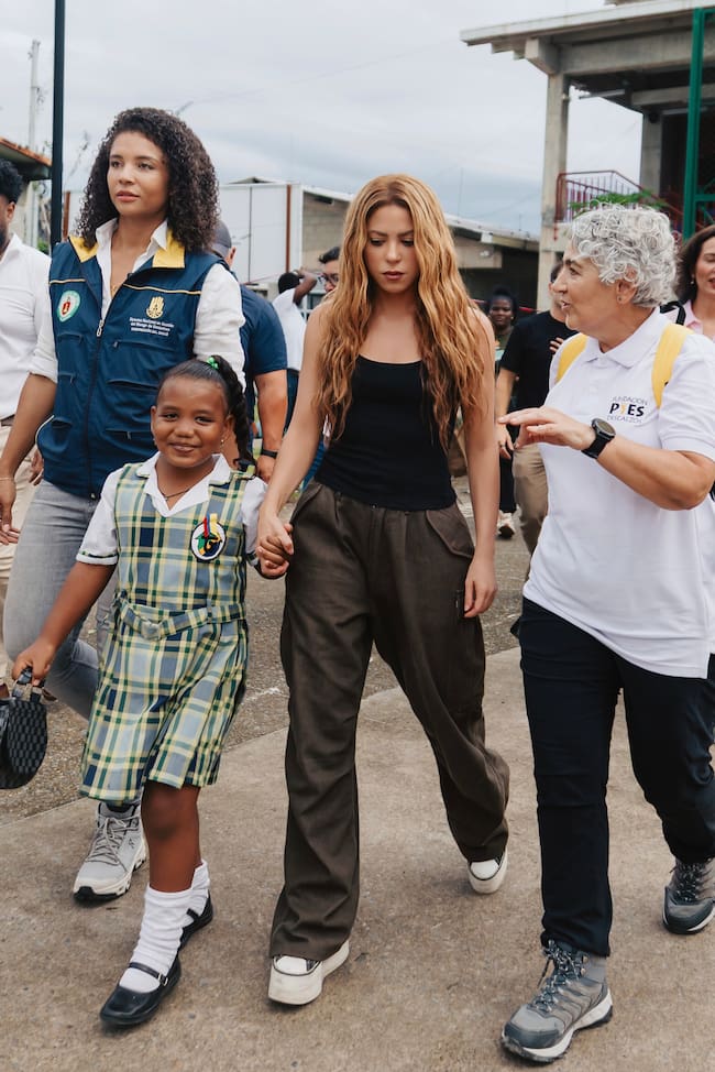Shakira en el Chocó colombiano tras el terremoto de Colombia el 17 de agosto. Via Artist Publicist.