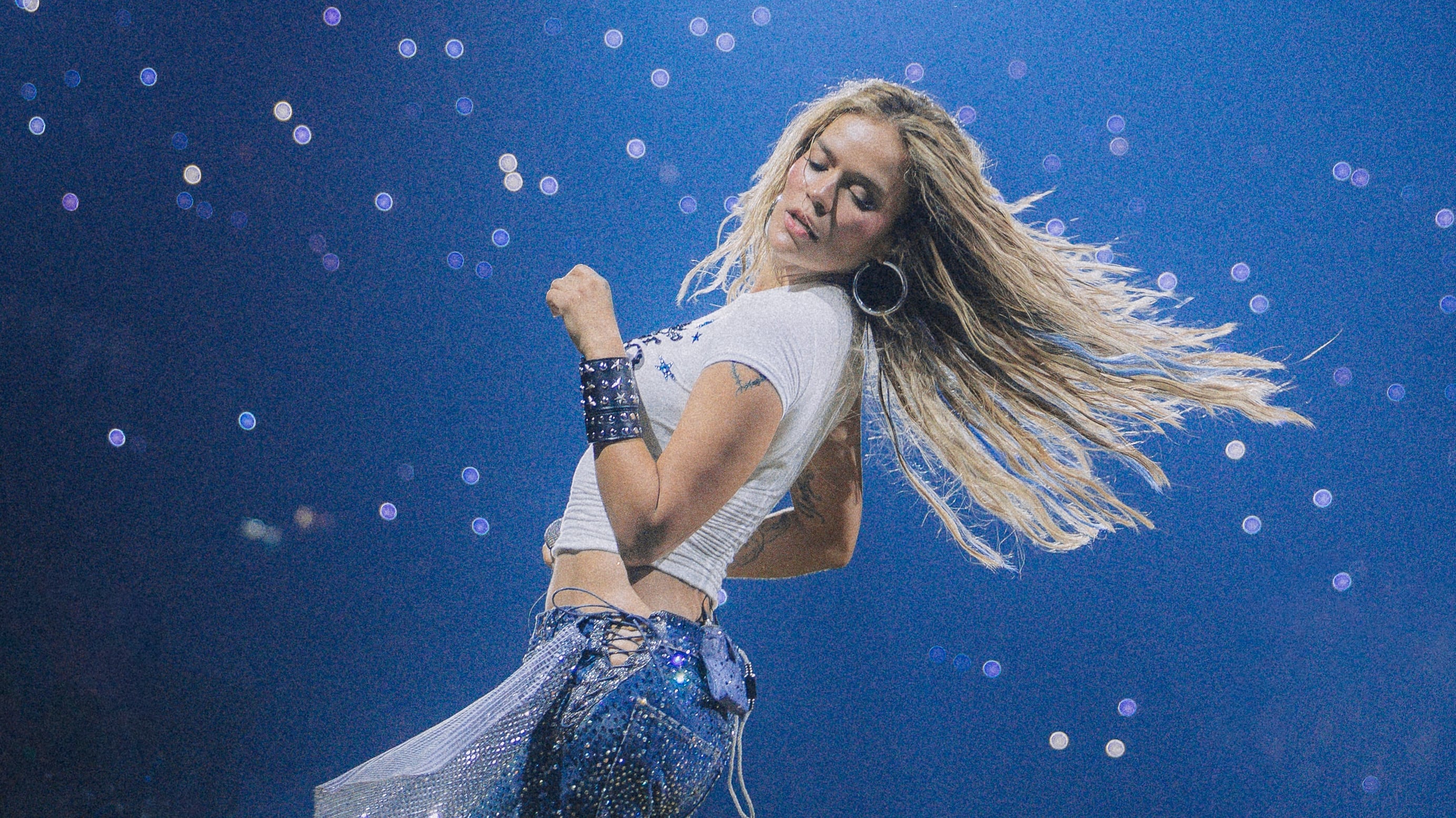 Karol G durante su show en Las Vegas el 7 de agosto de 2026, el mismo día en el que lanzó No Me Arrepiento de Sentir Tanto