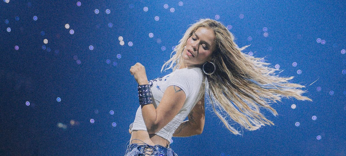 Karol G durante su show en Las Vegas el 7 de agosto de 2026, el mismo día en el que lanzó No Me Arrepiento de Sentir Tanto