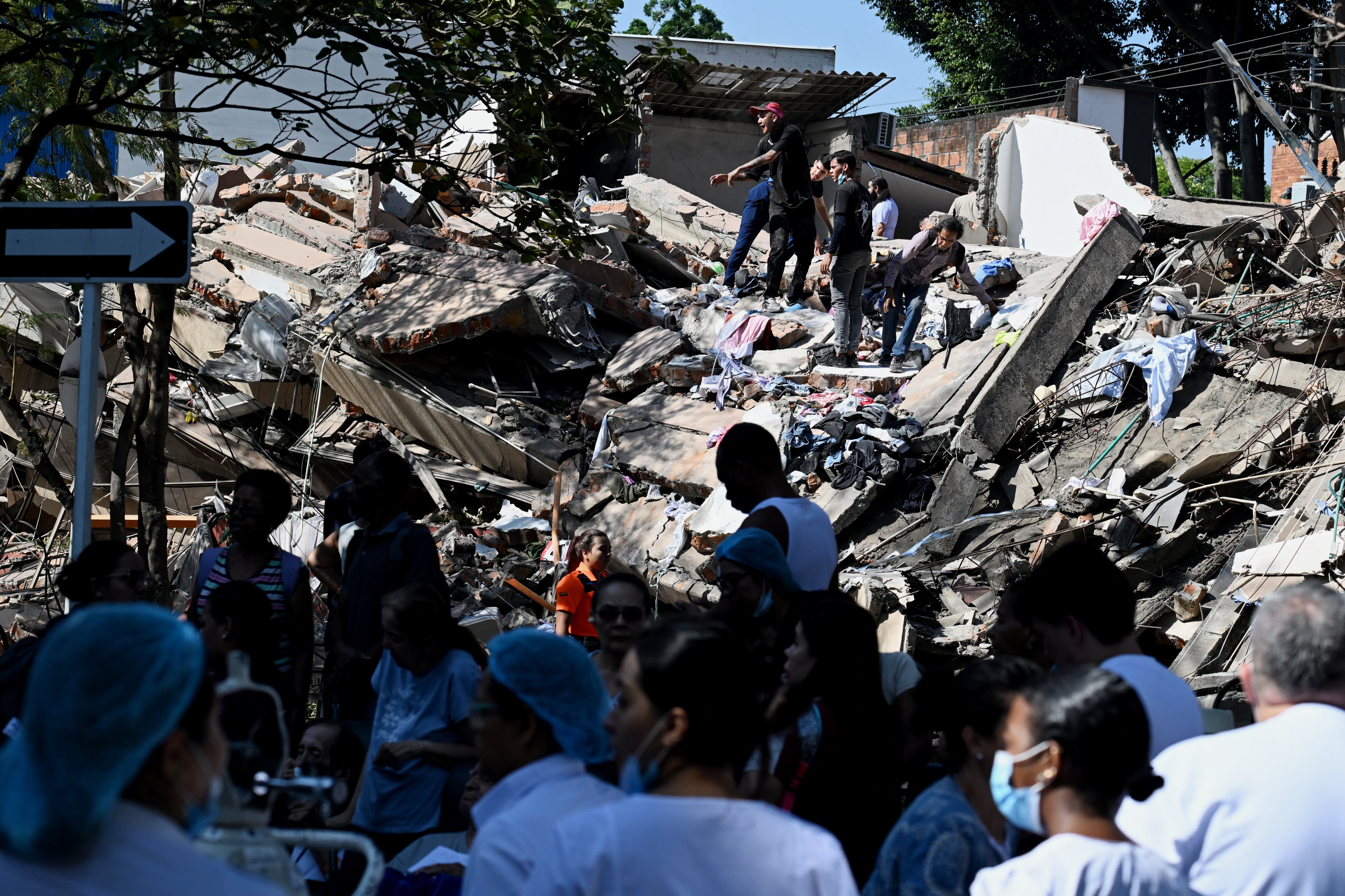 Equipos de asistencia trabajan ante un edificio derrumbado en Cali, durante el terremoto del 10 de agosto de 2026