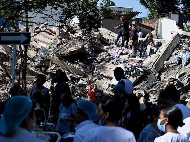 Equipos de asistencia trabajan ante un edificio derrumbado en Cali, durante el terremoto del 10 de agosto de 2026