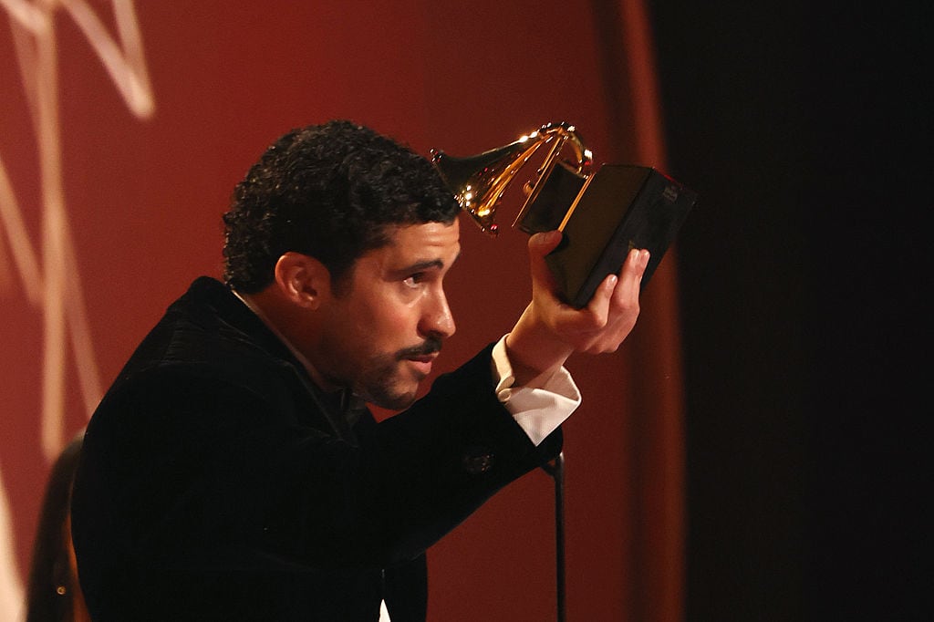 Bad Bunny acepta el premio a Álbum del Año por "Debí Tirar Más Fotos" en el escenario durante la 68ª entrega de los Premios GRAMMY en el Crypto.com Arena, el 1 de febrero de 2026 en Los Ángeles, California.