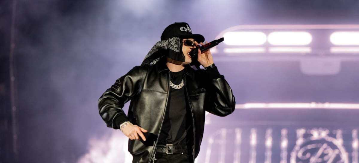El cantante Peso Pluma se presenta en el escenario durante el Festival Rolling Loud en Hollywood Park Grounds el 15 de marzo de 2025 en Inglewood, California. (Foto de Scott Dudelson/Getty Images)