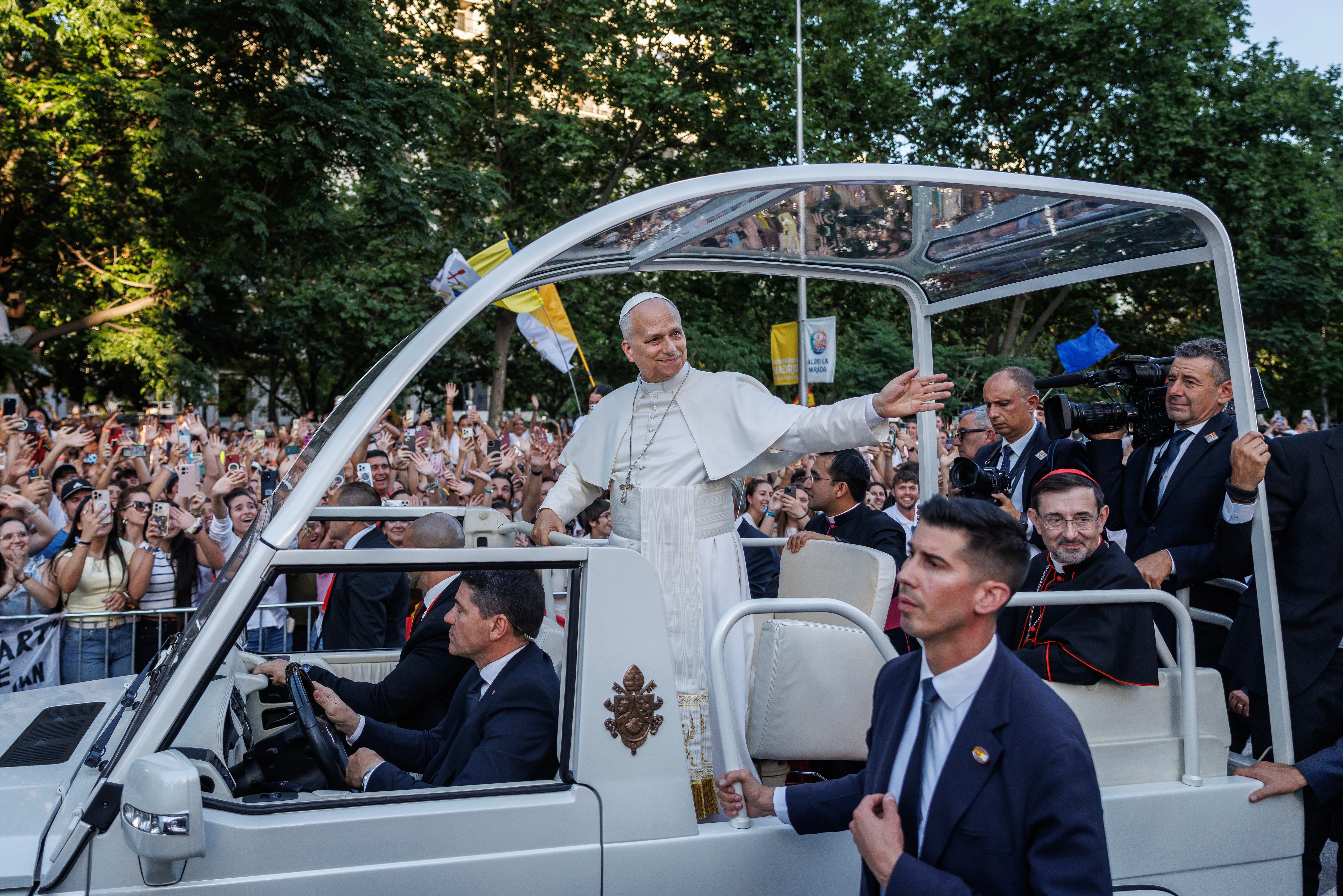 El papa León XIV recorre en su papamóvil entre la multitud antes de una misa celebrada el primer día de su visita de siete días a España, el 6 de junio de 2026, en Madrid, España. El papa León XIV realiza un viaje apostólico a España del 6 al 12 de junio, lo que supone la primera visita papal al país desde la de Benedicto XVI en 2011.