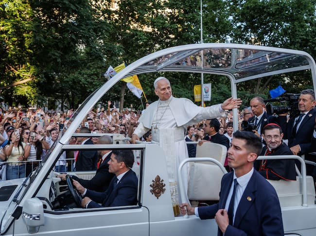 El papa León XIV recorre en su papamóvil entre la multitud antes de una misa celebrada el primer día de su visita de siete días a España, el 6 de junio de 2026, en Madrid, España. El papa León XIV realiza un viaje apostólico a España del 6 al 12 de junio, lo que supone la primera visita papal al país desde la de Benedicto XVI en 2011.