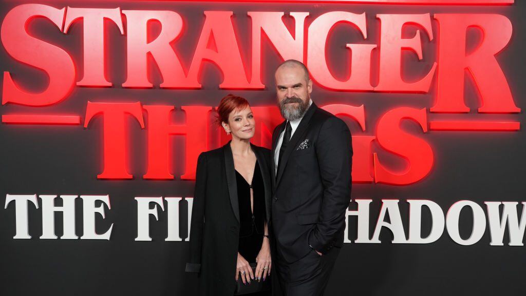 David Harbour y Lily Allen asistieron a la gala de estreno de Stranger Things: The First Shadow, en el Phoenix Theatre de Londres. 14 de diciembre de 2023. (Jeff Moore/Getty Images)