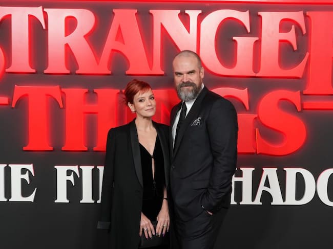 David Harbour y Lily Allen asistieron a la gala de estreno de Stranger Things: The First Shadow, en el Phoenix Theatre de Londres. 14 de diciembre de 2023. (Jeff Moore/Getty Images)
