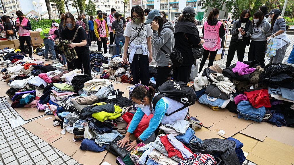 Un voluntario clasifica la ropa donada. Esto tras un gran incendio que arrasó varios bloques de apartamentos en la urbanización Wang Fuk Court, en el distrito Tai Po de Hong Kong, el 27 de noviembre de 2025. (Peter PARKS / Getty Images)