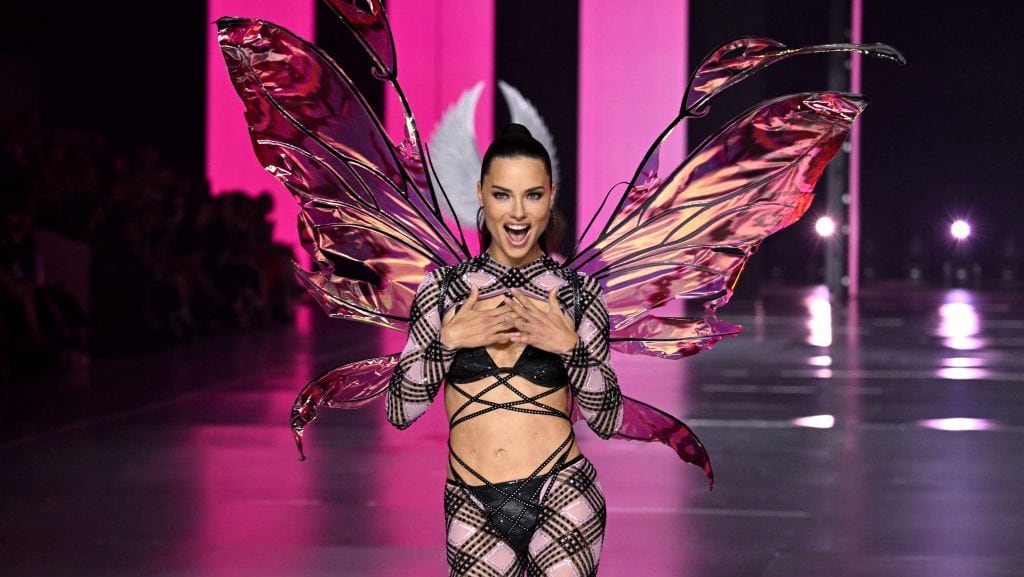 La modelo brasileña Adriana Lima desfila por la pasarela durante el desfile de Victoria’s Secret en el Duggal Greenhouse del Brooklyn Navy Yard, en Brooklyn, Nueva York, el 15 de octubre de 2024. (ANGELA WEISS/Getty Images)