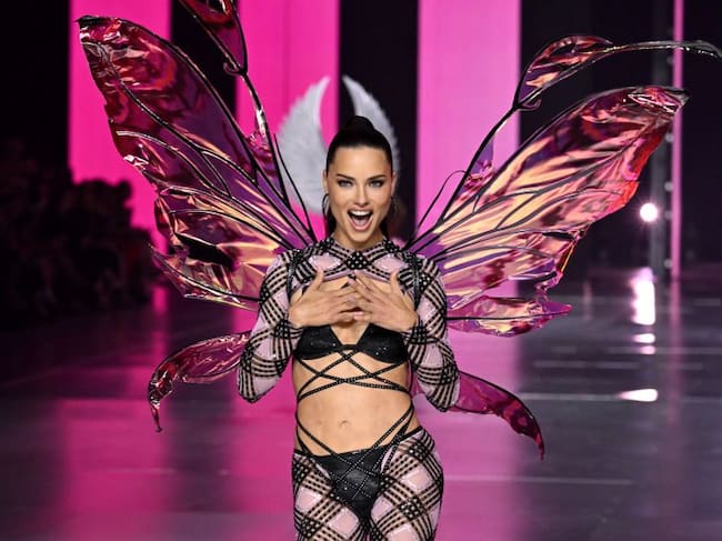 La modelo brasileña Adriana Lima desfila por la pasarela durante el desfile de Victoria’s Secret en el Duggal Greenhouse del Brooklyn Navy Yard, en Brooklyn, Nueva York, el 15 de octubre de 2024. (ANGELA WEISS/Getty Images)