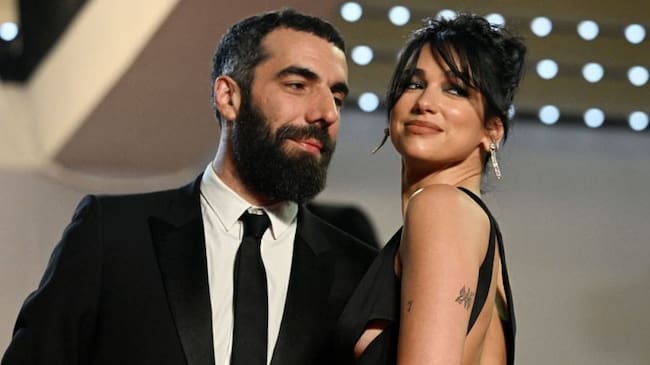 TOPSHOT - French director Romain Gavras (L) and British singer and model Dua Lipa arrive for the screening of the film "Omar la Fraise" (The King of Algiers) during the 76th edition of the Cannes Film Festival in Cannes, southern France, on May 20, 2023. (Photo by Patricia DE MELO MOREIRA / AFP) (Photo by PATRICIA DE MELO MOREIRA/AFP via Getty Images)
