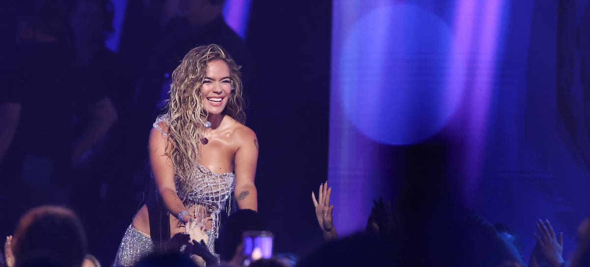 La cantante colombiana Karol G actúa en el escenario durante los American Music Awards en el MGM Grand Garden Arena de Las Vegas, Nevada, el 25 de mayo de 2026