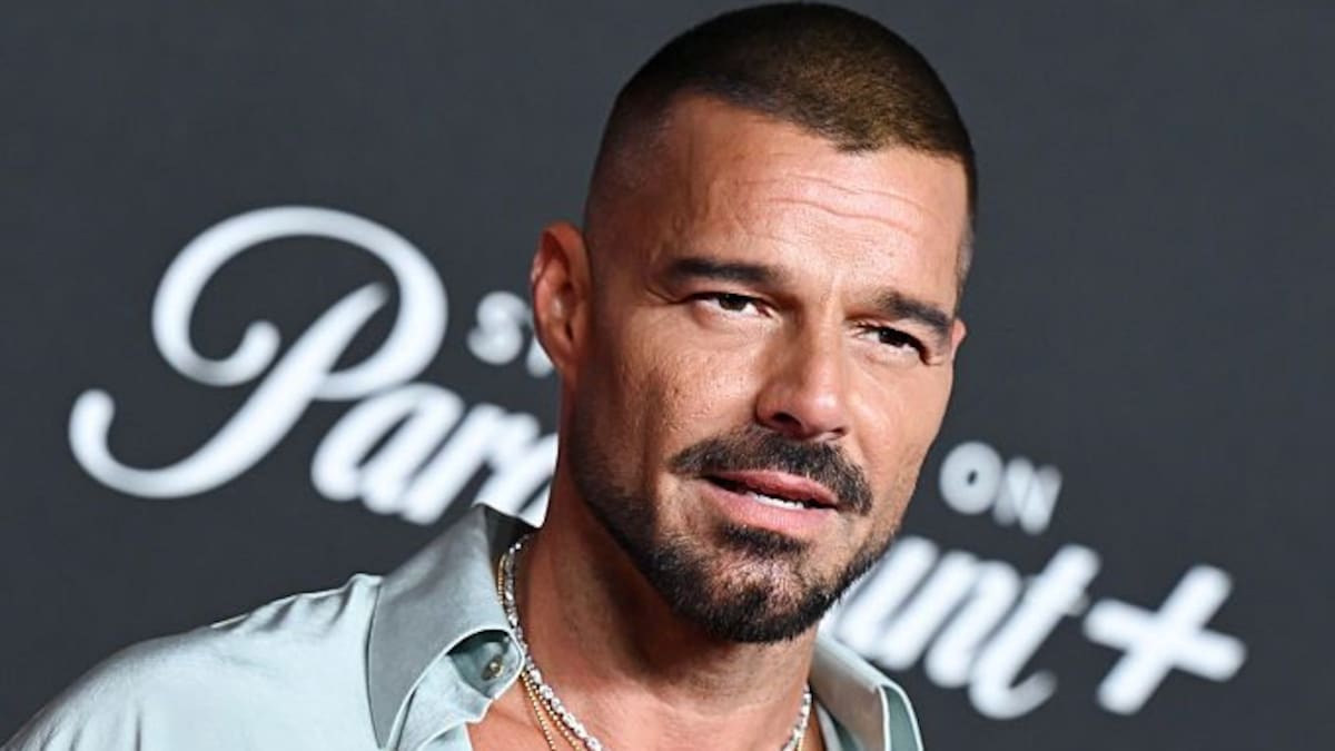 ‘A Medio Vivir’ by Ricky Martin and Carin León: Meaning and Lyrics in English