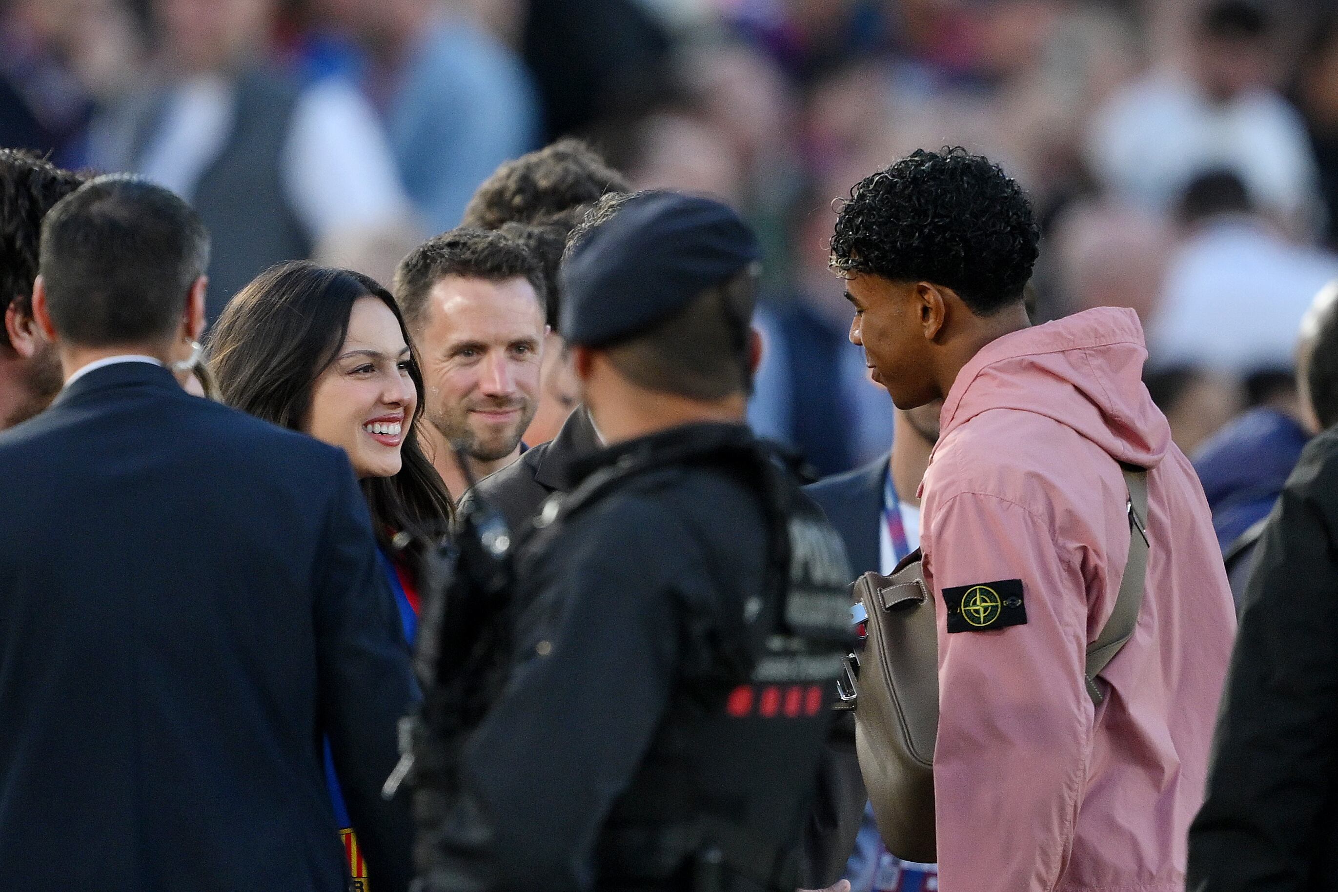 La cantante estadounidense Olivia Rodrigo charla con Lamine Yamal, del FC Barcelona —que se pierde el partido por lesión—, en la banda antes del partido de LaLiga EA Sports entre el FC Barcelona y el Real Madrid CF en el Spotify Camp Nou, el 10 de mayo de 2026 en Barcelona, España.