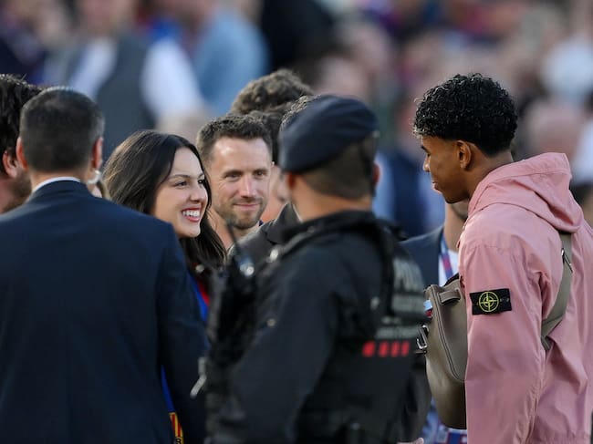 La cantante estadounidense Olivia Rodrigo charla con Lamine Yamal, del FC Barcelona —que se pierde el partido por lesión—, en la banda antes del partido de LaLiga EA Sports entre el FC Barcelona y el Real Madrid CF en el Spotify Camp Nou, el 10 de mayo de 2026 en Barcelona, España.