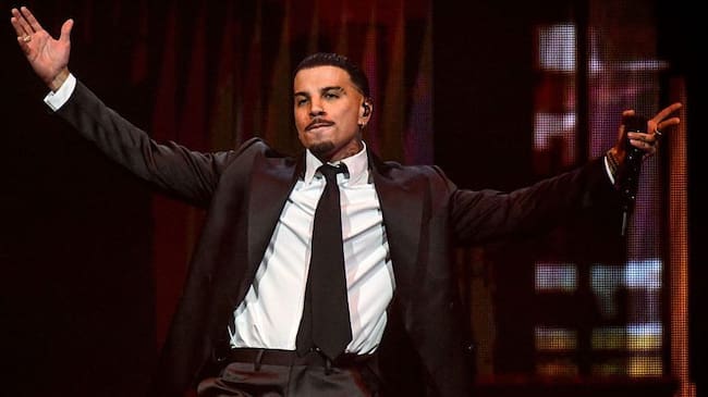Rauw Alejandro se presenta en el escenario durante su gira Cosa Nuestra en el Kia Center el 27 de mayo de 2025 en Orlando, Florida. Gerardo Mora/Getty Images