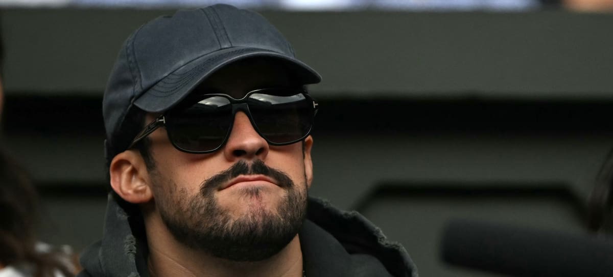Bad Bunny observa cómo el chino Yibing Wu se enfrenta al serbio Novak Djokovic durante su partido de primera ronda del torneo individual masculino de tenis, en la primera jornada del Campeonato de Wimbledon de 2026, celebrado en el All England Lawn Tennis and Croquet Club de Wimbledon, al suroeste de Londres, el 29 de junio de 2026.