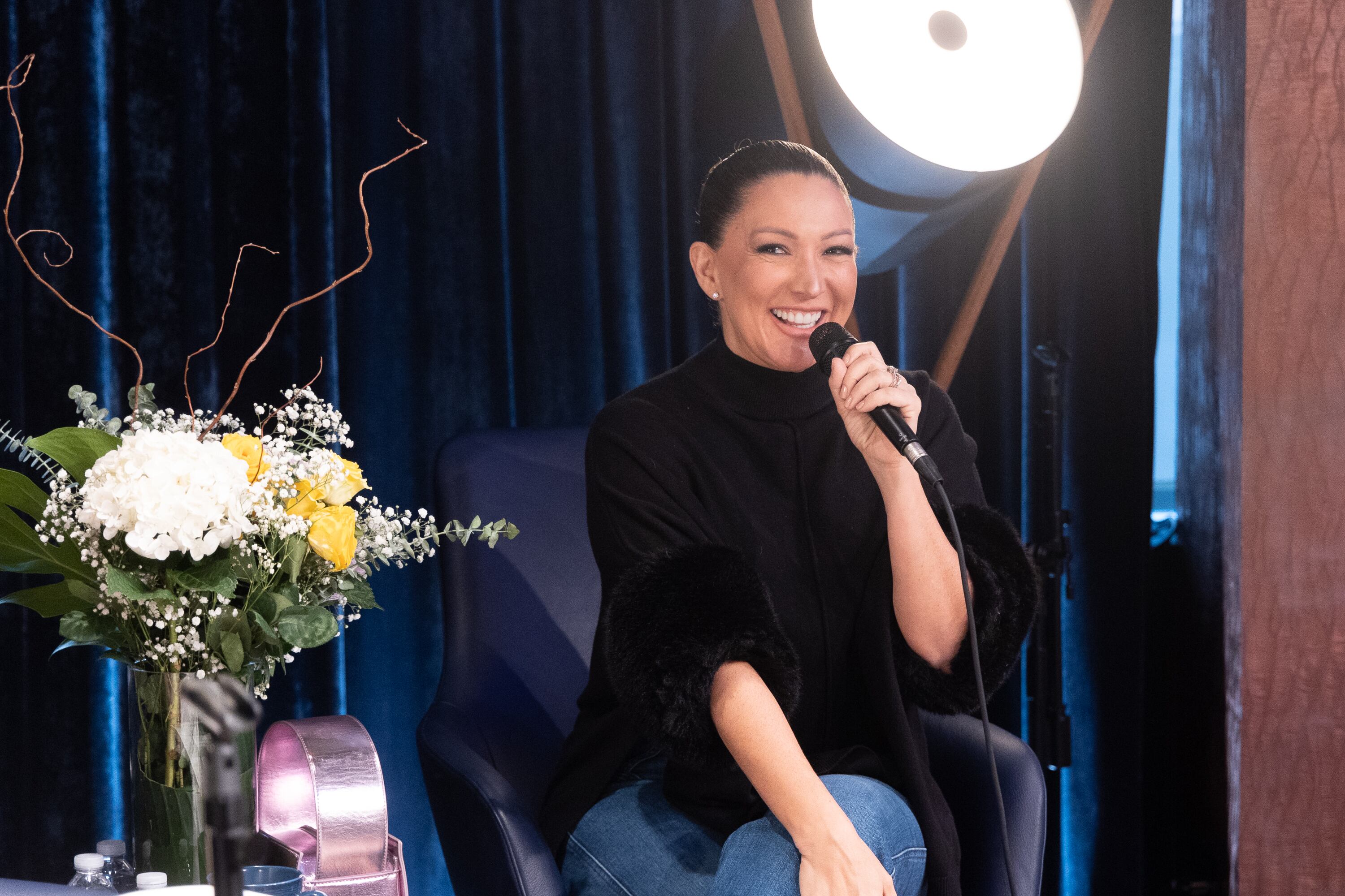 Erika Ender habla en el escenario durante el evento «Up Close & Personal With Songwriters: Elena Rose & Erika Ender», celebrado en los estudios Alacran el 28 de marzo de 2024 en Miami Beach, Florida.