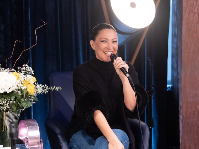 Erika Ender habla en el escenario durante el evento «Up Close & Personal With Songwriters: Elena Rose & Erika Ender», celebrado en los estudios Alacran el 28 de marzo de 2024 en Miami Beach, Florida.