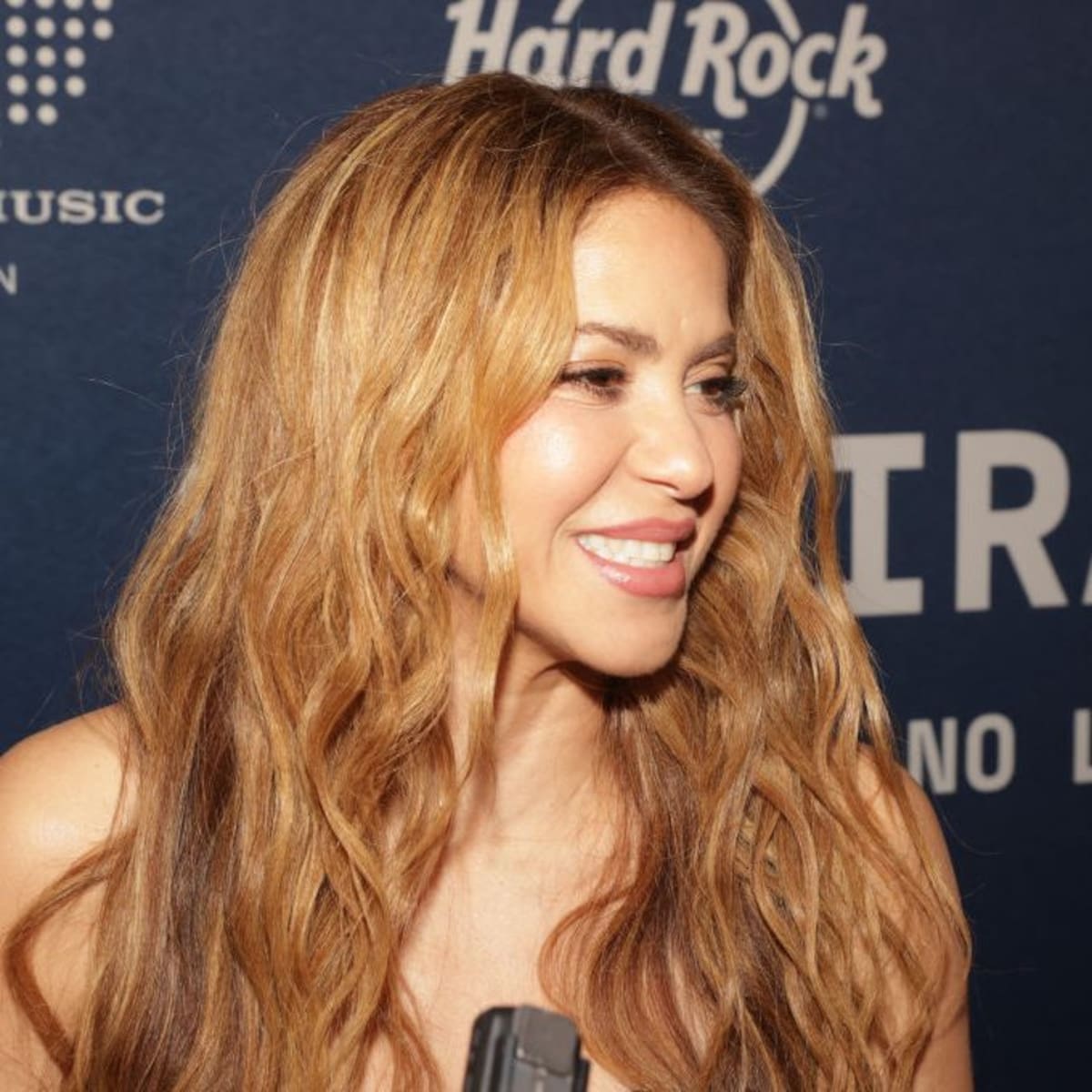 Shakira Announces a Surprise Street Performance? Where & When