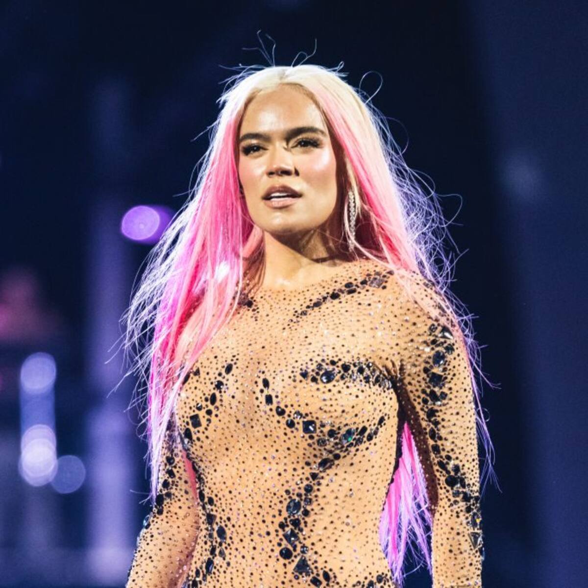 ‘Vivo Por Ella’ (I Live for Her) by Andrea Bocelli and Karol G: Meaning & Lyrics in English