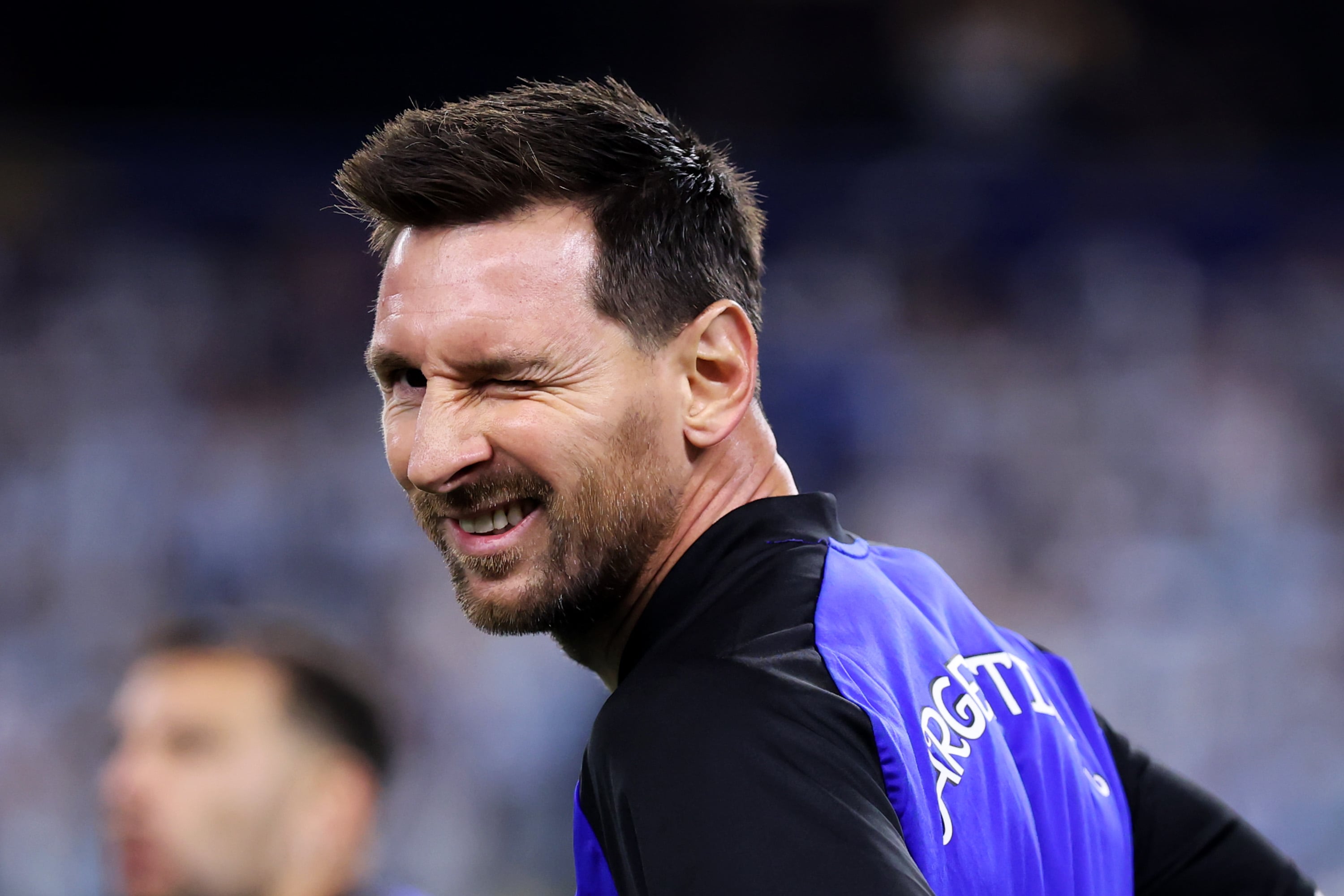 Lionel Messi, número 10 de Argentina, guiña el ojo mientras calienta antes del partido del Grupo J de la Copa del Mundo de la FIFA 2026 entre Jordania y Argentina, disputado en el Dallas Stadium el 27 de junio de 2026 en Arlington, Texas